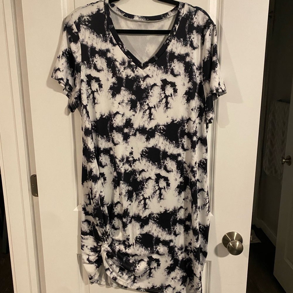 Black and White Tie-Dye V-Neck Dress